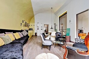 Talo, useita sänkyjä, kaupunkinäköala (Trastevere Luxury Design Apartment) | Oleskelualue | 32–tuumainen televisio, jossa kaapelikanavat