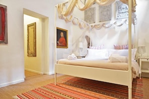 3 bedrooms, individually decorated, individually furnished, desk - Trevi House Apartment (Rome)