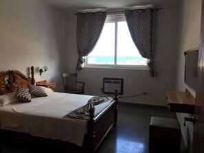 2 quartos, cofres nos quartos, cortinas blackout