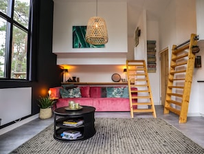 Tiny House Plus 4 | บริเวณนั่งเล่น | ทีวีจอแบน 32 นิ้ว พร้อมช่องดิจิตอล, ทีวี, โต๊ะปิงปอง