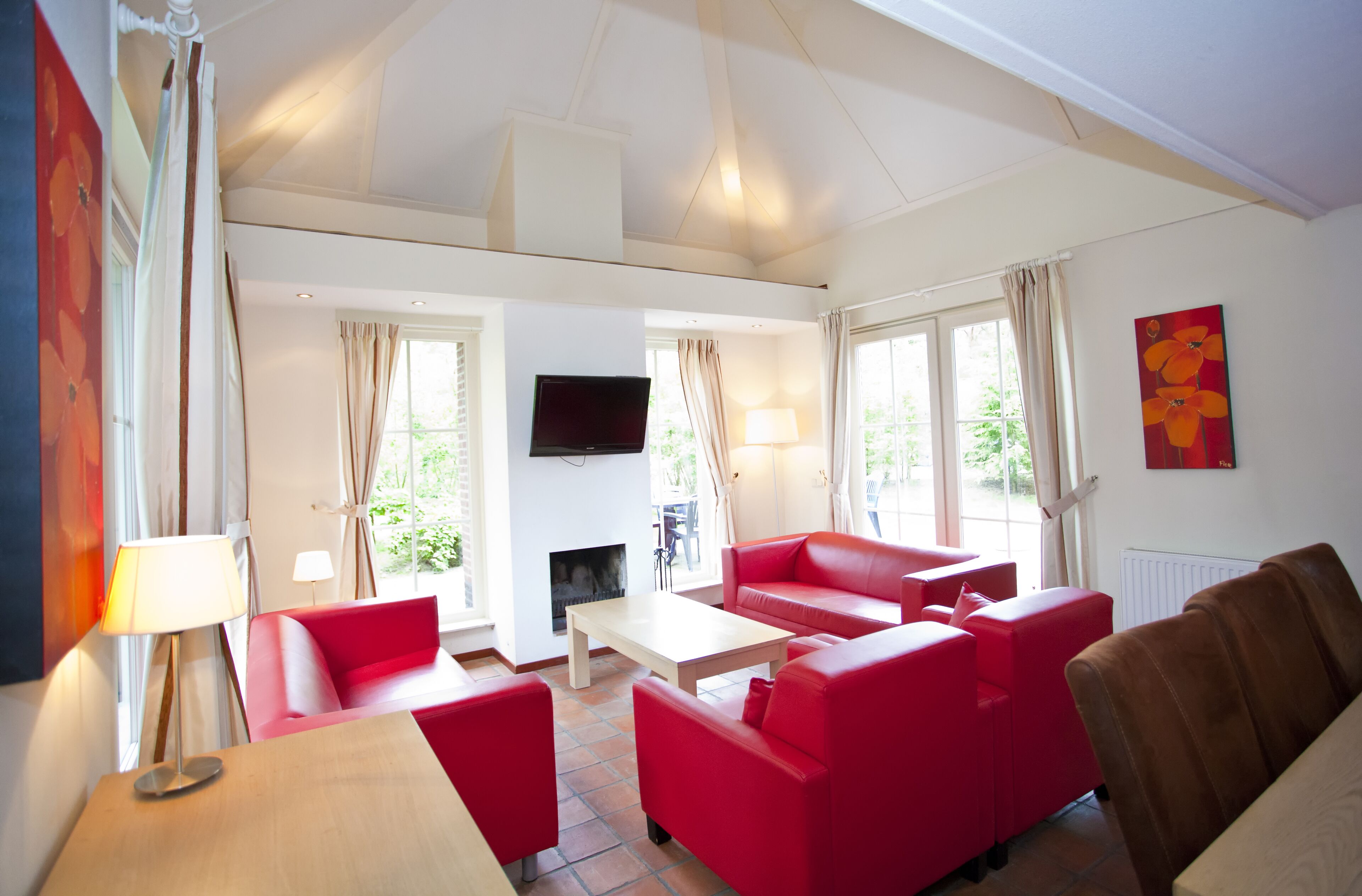 Gezinsvilla Plus 6 | Living area | 32-inch flat-screen TV with digital channels, TV, ping pong