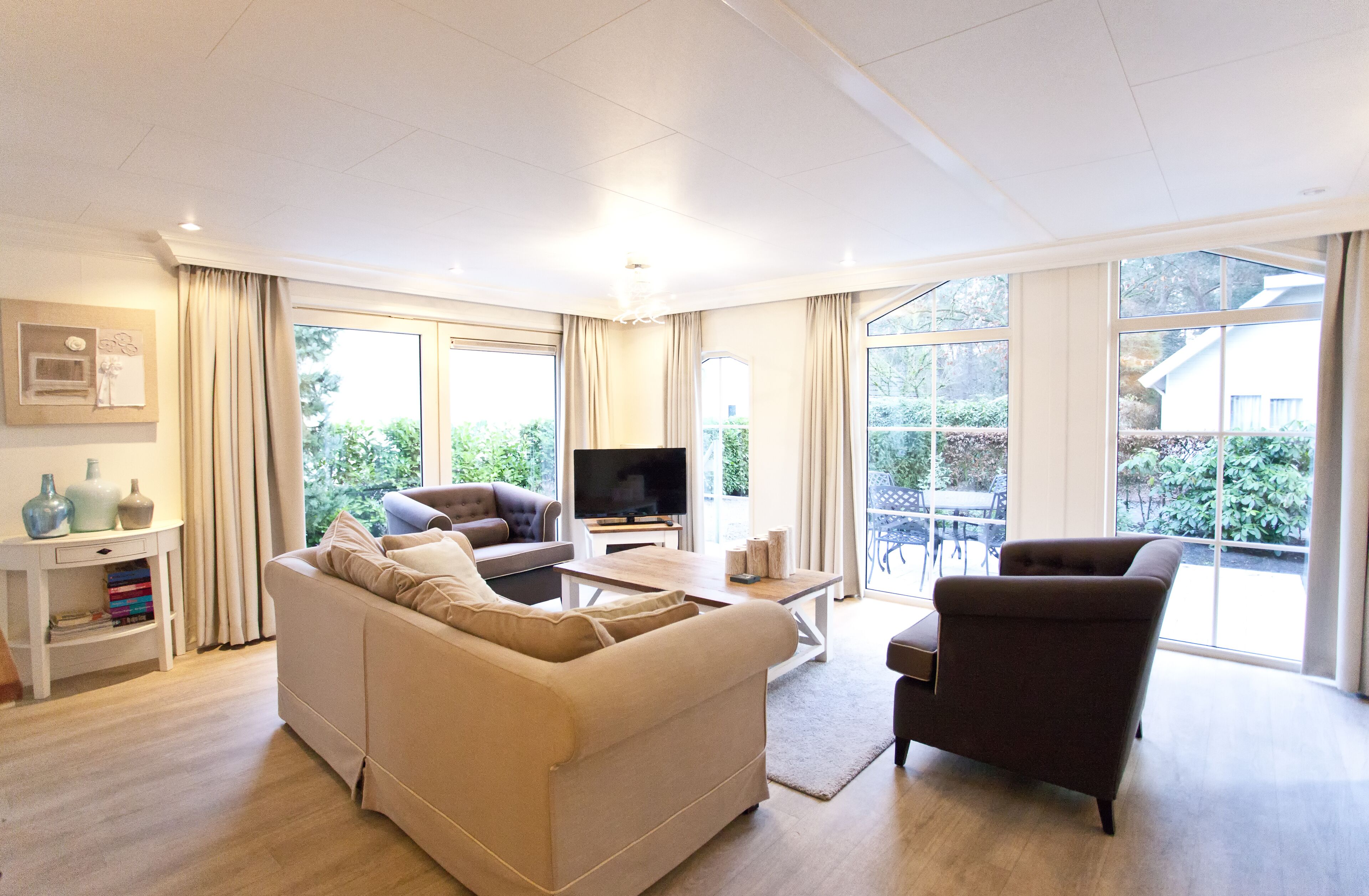 Veranda 6 | Living area | 32-inch flat-screen TV with digital channels, TV, ping pong