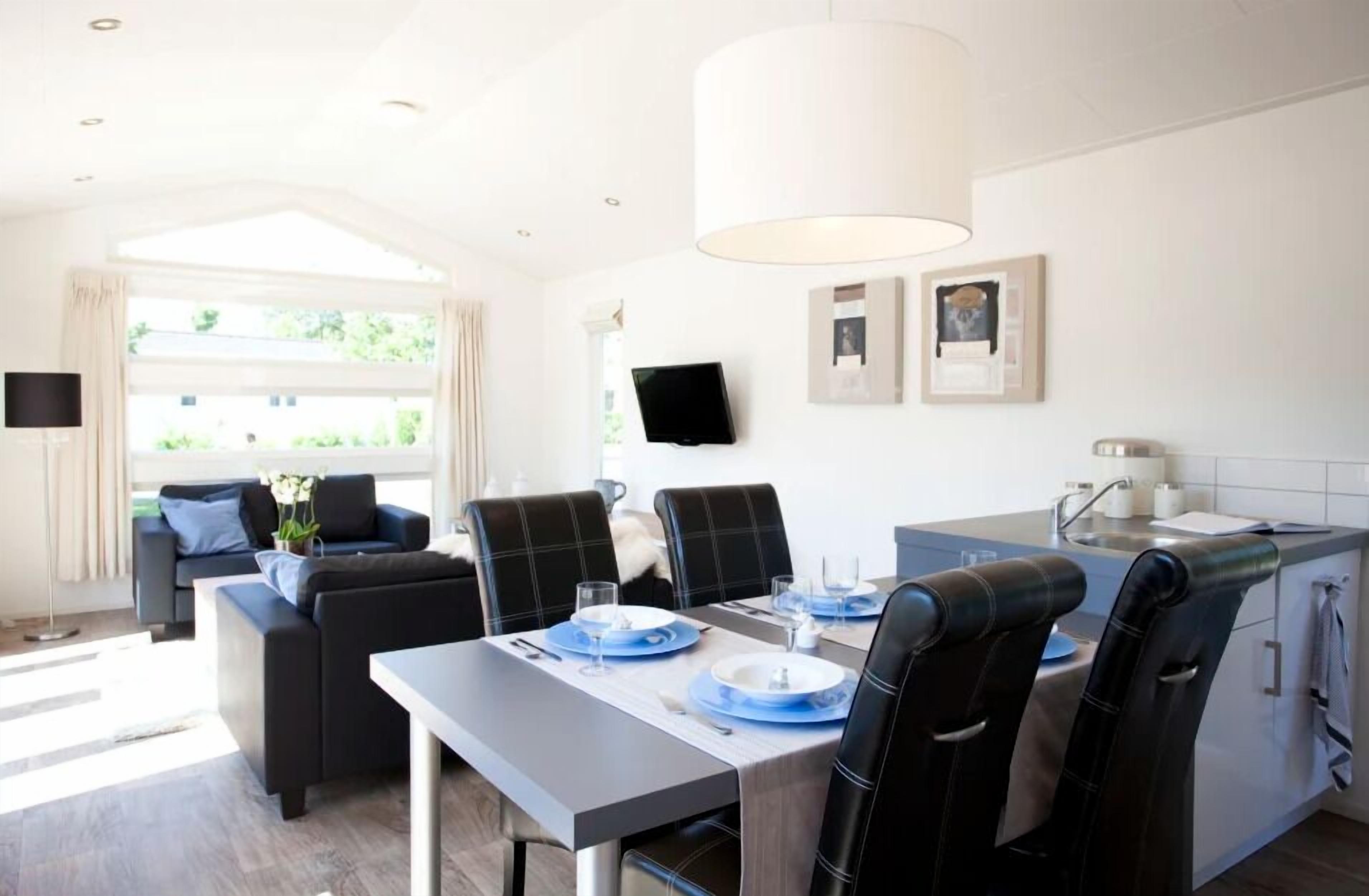 L'Avenir 6 | Living area | 32-inch flat-screen TV with digital channels, TV, table tennis