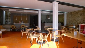 Tägliches kontinentales Frühstück (9 EUR pro Person)