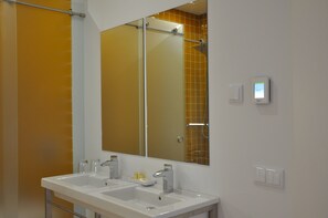 Suite | Bathroom | Hair dryer, towels - Casa de São Bento by PURUS (Coimbra)