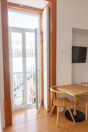 Deluxe Room | Living area | LCD TV - Casa de São Bento by PURUS (Coimbra)