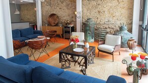 Lobby-lounge