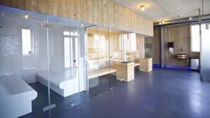 A modern interior with glass partitions, wooden panel walls, and a blue floor. - EuroParcs Bad Hulckesteijn (Nijkerk)