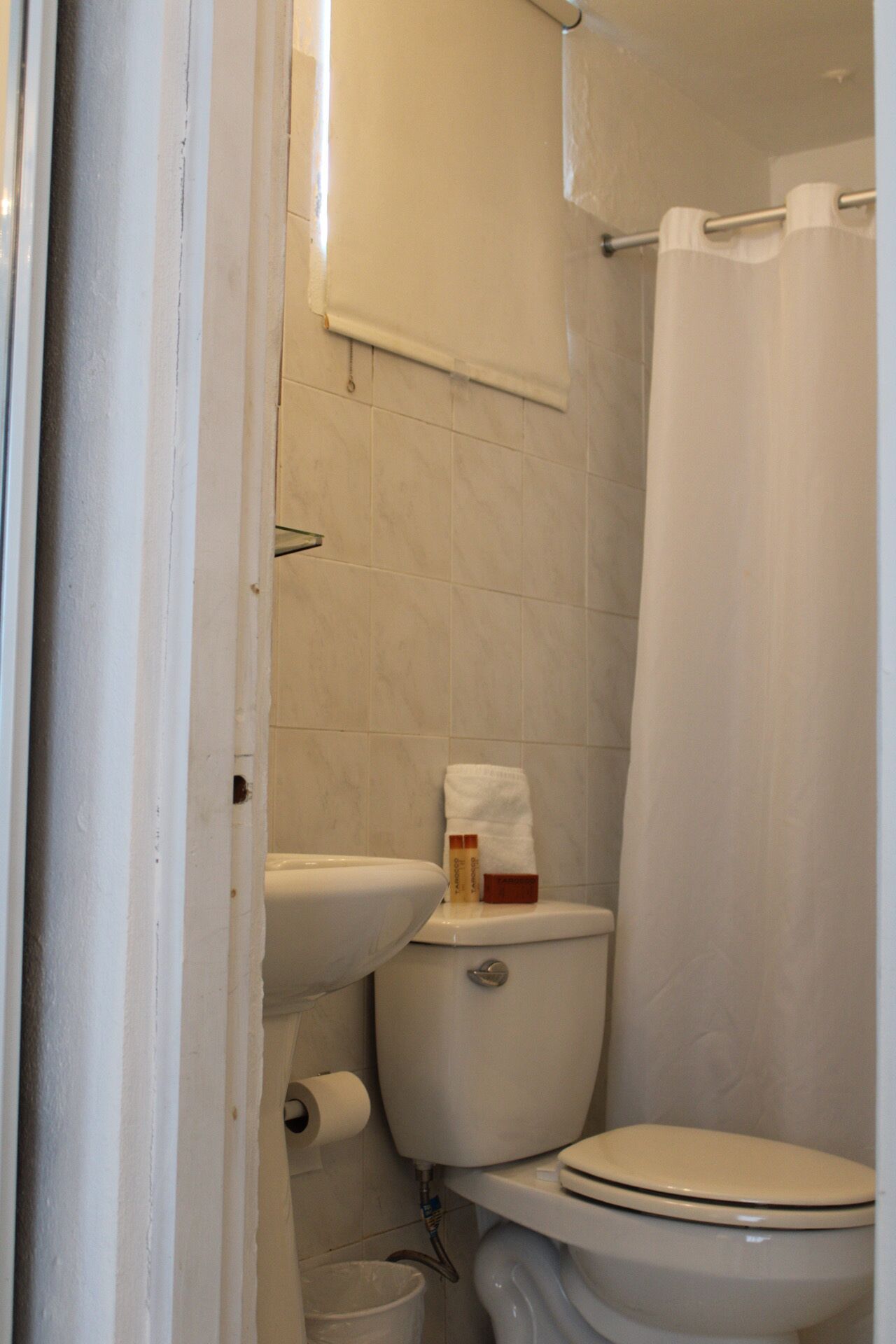 Monolocale comfort | Bagno | Doccia, set di cortesia gratuito, asciugacapelli, asciugamani