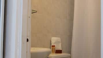 Studio | Bathroom | Shower, free toiletries, hair dryer, towels