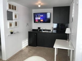 Refrigerador, microondas, placa de cocina, cafetera/tetera