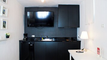 Refrigerador, microondas, placa de cocina, cafetera/tetera