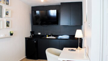 Refrigerador, microondas, placa de cocina, cafetera/tetera