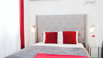 Tabla de planchar con plancha, wifi gratis y ropa de cama