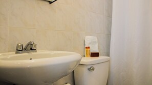 Comfort Studio | Bathroom | Shower, free toiletries, hair dryer, towels - Chandelier 301 (Ponce)