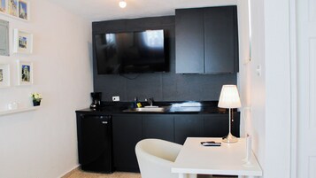 Comfort Studio | Private kitchen | Fridge, microwave, stovetop, coffee/tea maker