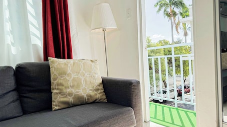 Estúdio conforto | Área de estar | Smart TV. Chandelier 301