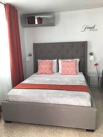 Tabla de planchar con plancha, wifi gratis y ropa de cama 