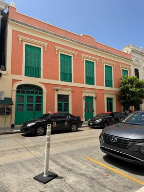 Exterior - Gladiolas 1102 (Ponce)