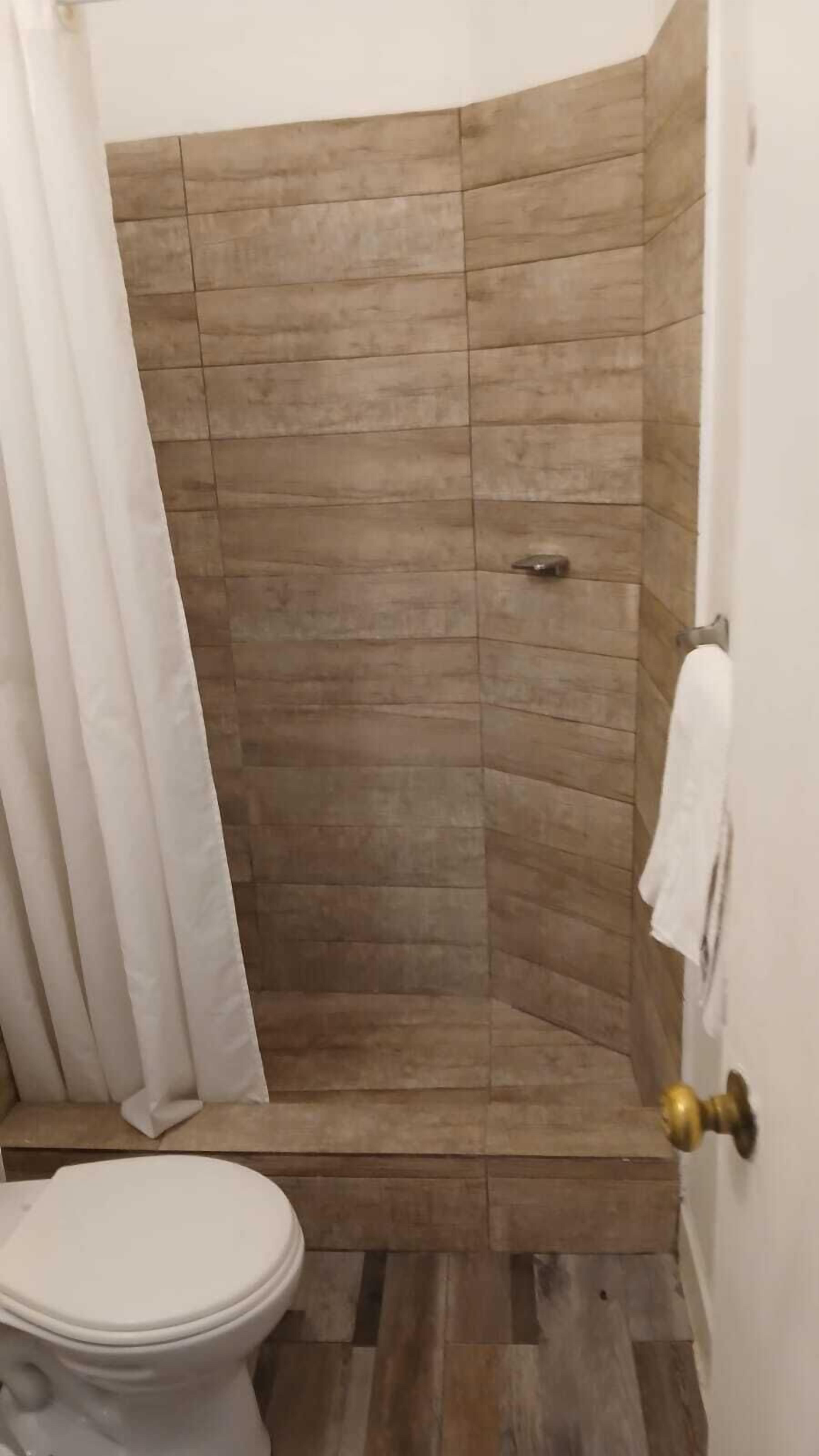 Apartment, 1 Bedroom | Bathroom | Shower, towels