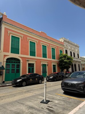 Exterior - Gladiolas 1206 (Ponce)