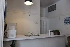 Appartement, 3 chambres | Cuisine privée | Réfrigérateur, micro-ondes, four, plaque de cuisson