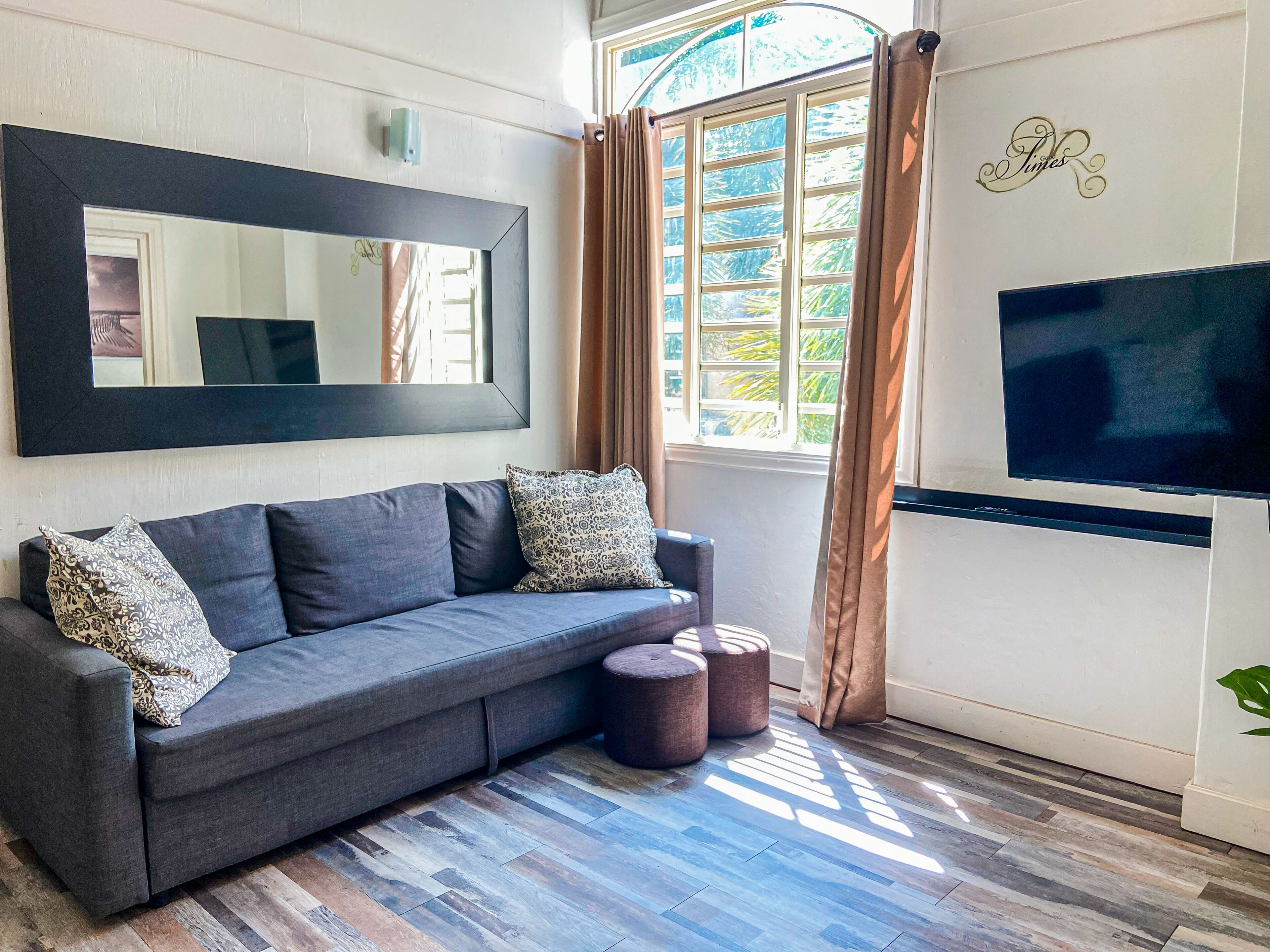 Apartament, 3 dormitoris | Sala d'estar | Televisor de pantalla plana 