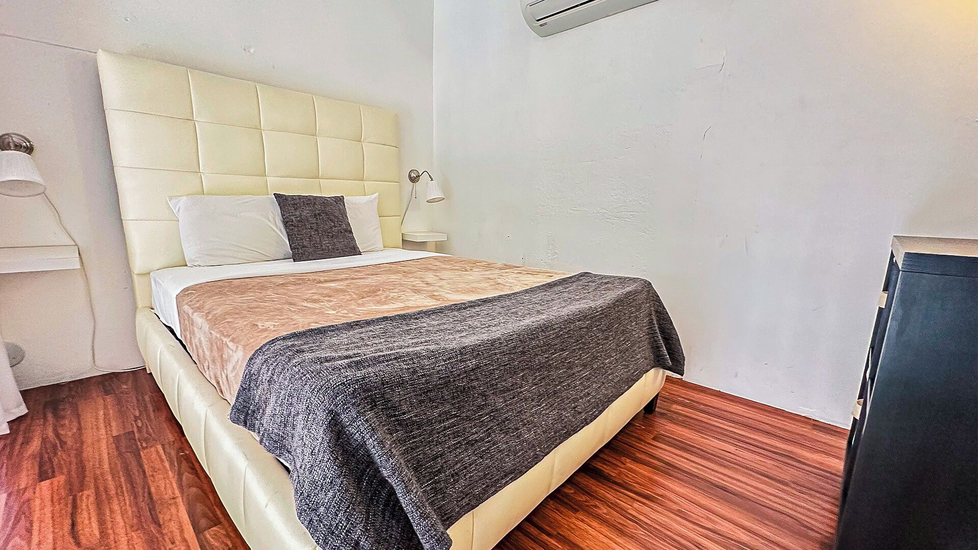 Apartamento, 1 cama Queen e sofá-cama | Ferros/tábuas de passar roupa, Wi-Fi de cortesia, roupa de cama