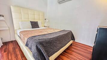 Apartamento, 1 cama Queen e sofá-cama | Ferros/tábuas de passar roupa, Wi-Fi de cortesia, roupa de cama