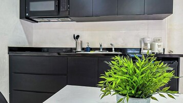 Refrigerador, microondas, placa de cocina, cafetera/tetera