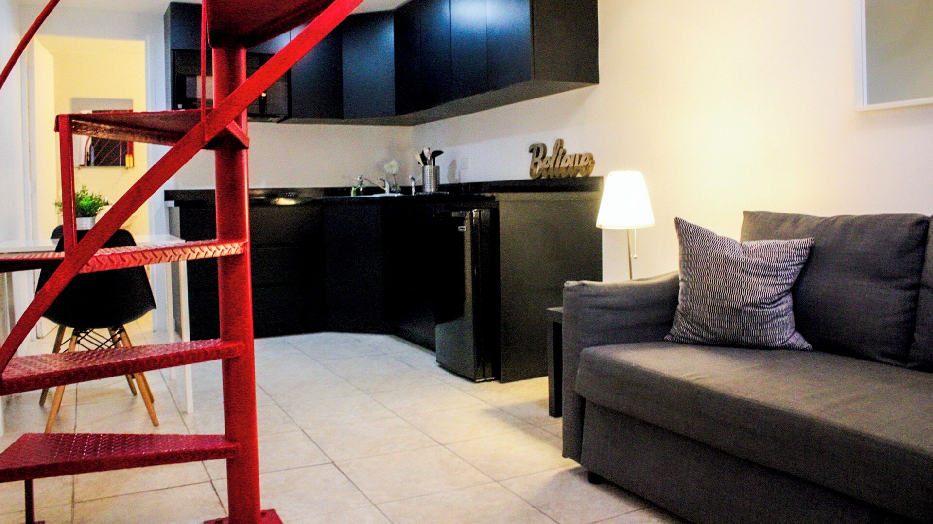 Apartament, diversos llits | Sala d'estar | Televisor de pantalla plana 