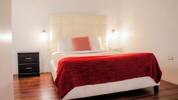 Tabla de planchar con plancha, wifi gratis y ropa de cama 