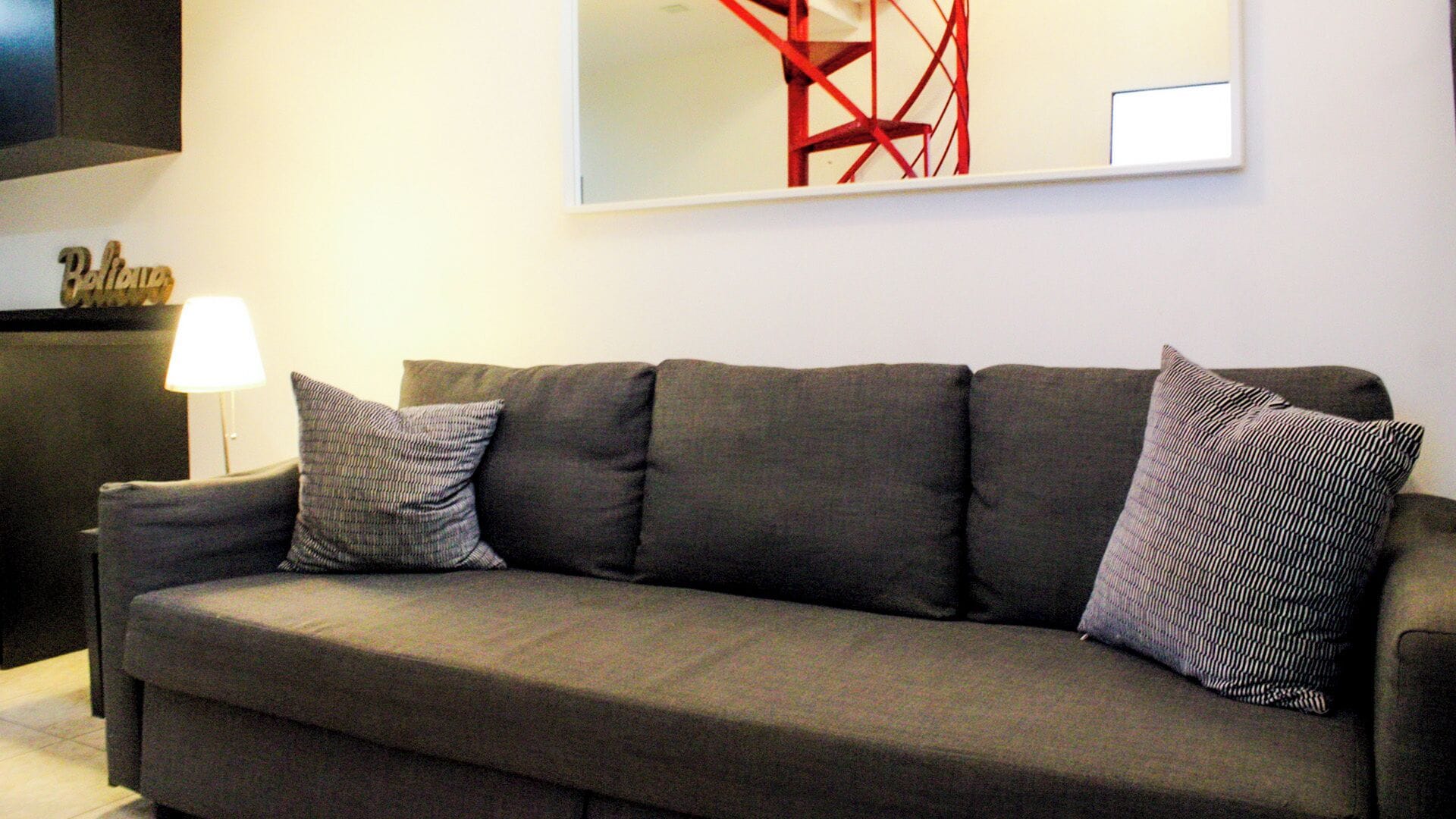 Departamento, varias camas | Área de sala de estar | Televisión de pantalla plana 