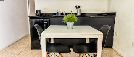 Appartement, 2 slaapkamers | Privékeuken | Een koelkast, een magnetron, een kookplaat