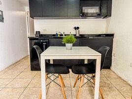 Refrigerador, microondas, placa de cocina, cafetera/tetera