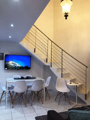 Apartamento, várias camas | Opções para refeição no quarto
