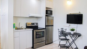 Apartment, 1 Bedroom | Private kitchen | Fridge, microwave, oven, stovetop