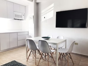Studio, nhiều giường | Khu vực ăn uống tại phòng