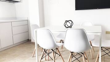 Estúdio, várias camas | Opções para refeição no quarto