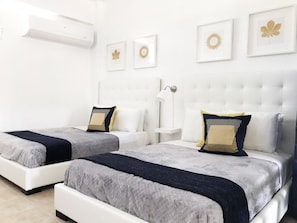 Estudio, varias camas | Tabla de planchar con plancha, wifi gratis y ropa de cama