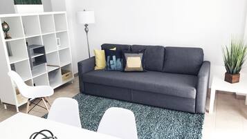 Studio, Mehrere Betten | Wohnbereich | Flachbildfernseher