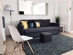 Estúdio, várias camas | Sala de estar | TV de tela plana
