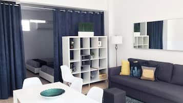 Studio, Mehrere Betten | Wohnbereich | Flachbildfernseher