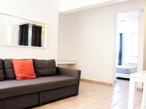 Apartamento, 1 cama de matrimonio con sofá cama | Zona de estar | Una televisión de pantalla plana