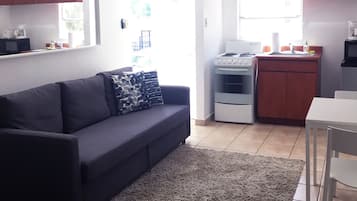Appartamento, 1 letto queen con divano letto | Area soggiorno | TV a schermo piatto