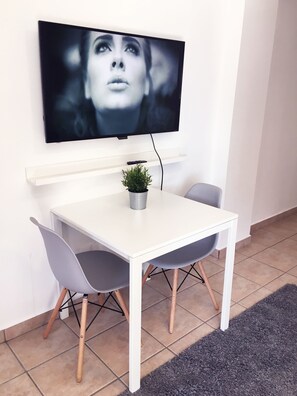 Apartment, 1 Bedroom | In-room dining