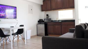 Apartamento, 1 quarto | Área de estar | TV de tela plana