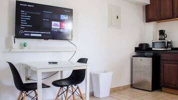 Apartamento, 1 quarto | Cozinha privada | Geladeira, micro-ondas, cooktop, cafeteira/chaleira