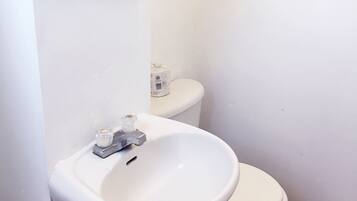 Apartment, 1 Bedroom | Bathroom | Shower, towels