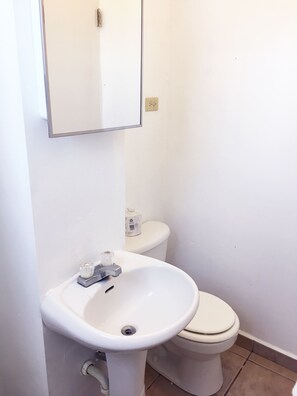 Apartment, 1 Bedroom | Bathroom | Shower, towels